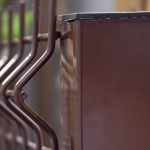 3Д забор коричневого цвета из панелей сетки